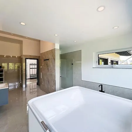 Bonquartier - Luxurioeses 4-zimmer-penthouse Mit Jacuzzi, Dachterrasse, Moderne Ausstattung Apartment *